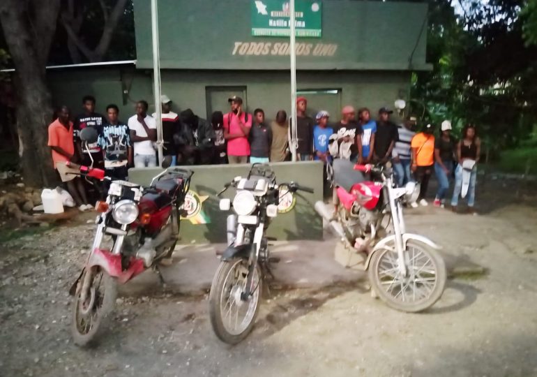 Ejército detiene a 19 nacionales haitianos indocumentados e incauta tres motocicletas durante operativo en Hatillo Palma