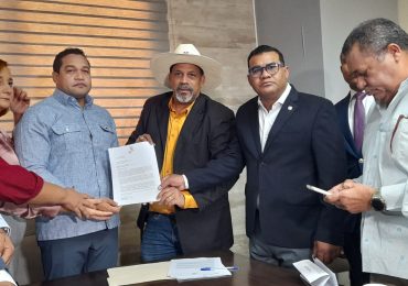 Santiago Riverón somete anteproyecto de Ley para regular ventas propiedades a extranjeros en la frontera