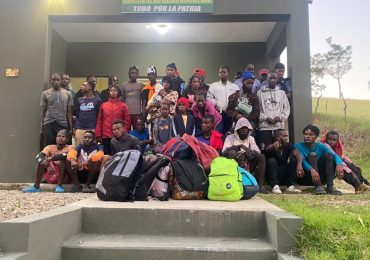 Patrulla del ERD detiene grupo de 34 ciudadanos haitianos indocumentados que intentaban evadir puesto militar en Dajabón