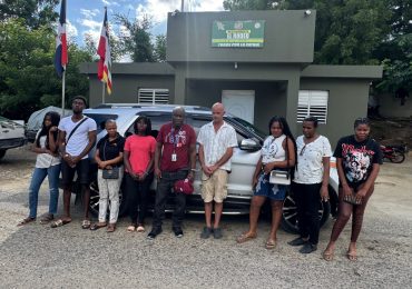Video: Ejército detiene ciudadano canadiense que transportaba a ocho haitianos indocumentados en Dajabón