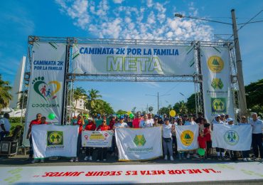 Coopsema y Fencoopsegud realizan exitosa caminata por a familia