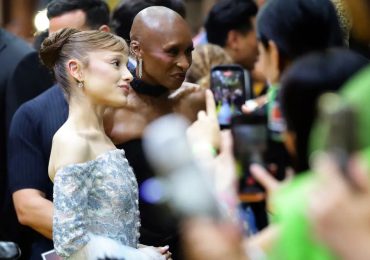 Hombre que intentó sujetar a Ariana Grande en una alfombra roja es condenado en Singapur