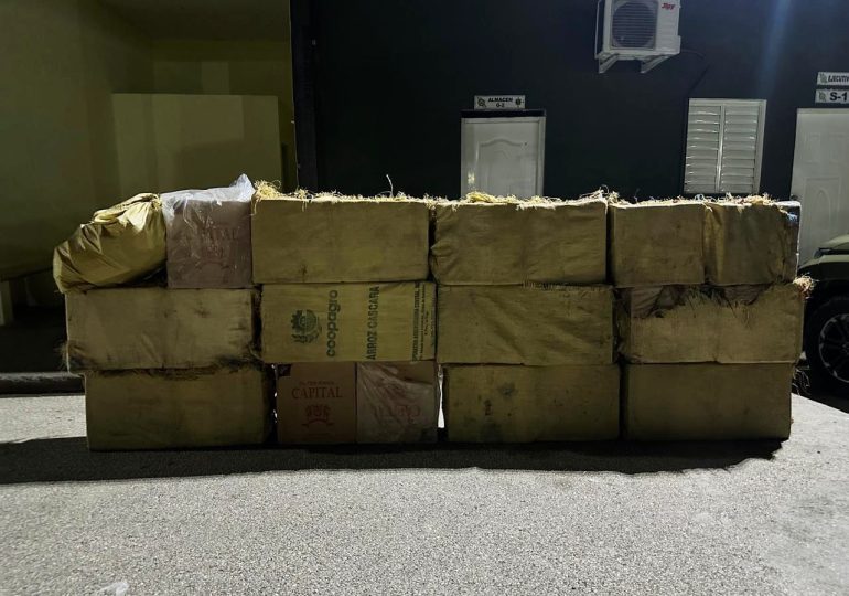 Video: Ejército ocupa jeepeta con 240,000 unidades de cigarrillos de contrabando en Comendador, Elías Piña