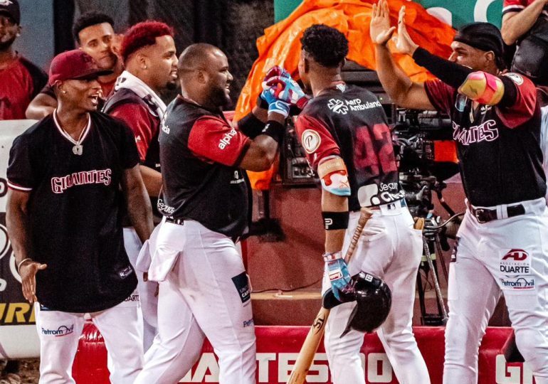 Gigantes remontan en la octava y vencen 5-2 a las Estrellas