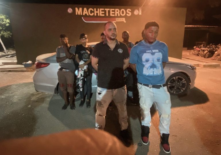 Video: Ejército detiene a dos dominicanos que transportaban haitianos indocumentados en Valverde