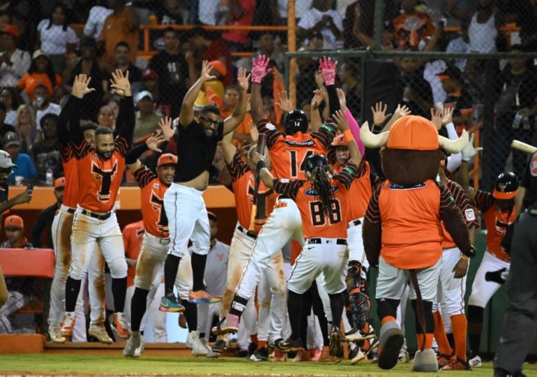 Toros barren doble cartelera al Licey