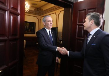 Abinader recibe al secretario de Defensa de EE. UU., Pete Hegseth en el Palacio Nacional