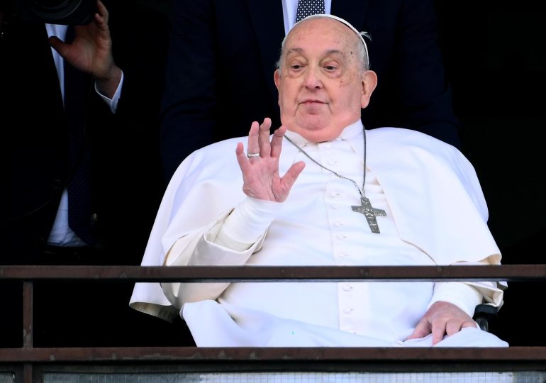 Subastada por 6,5 millones de euros una cámara de fotos Leica del papa Francisco