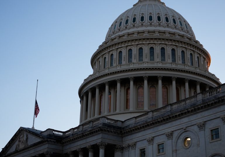 Senado consigue la mayoría de votos necesarios para proceder a reabrir el gobierno de EEUU