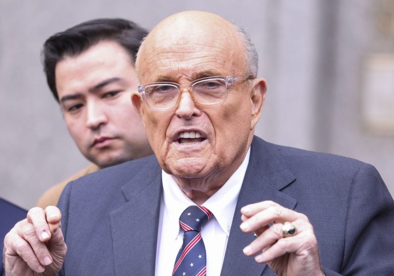 Trump indulta a Rudy Giuliani y otros acusados de intentar revertir las elecciones de 2020