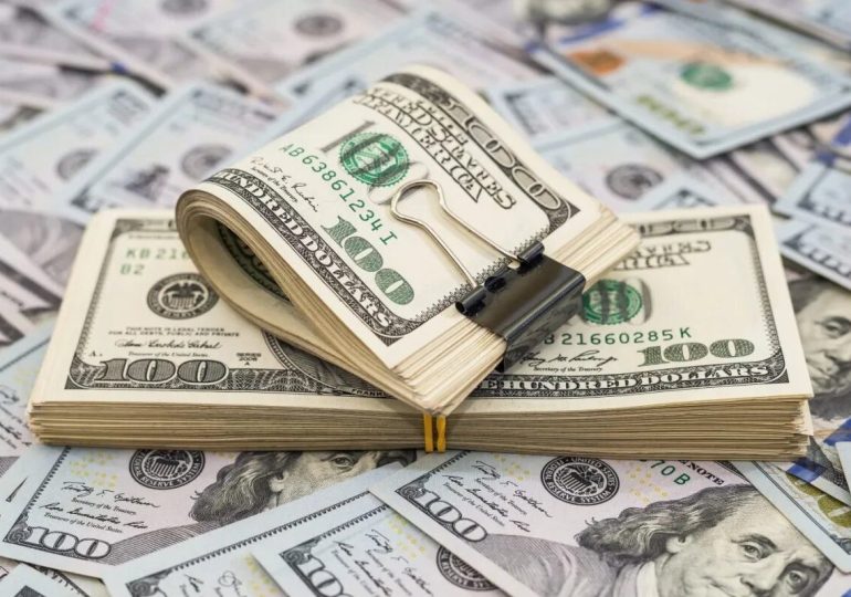 El dólar se cambia este viernes para la venta a 64.43 pesos