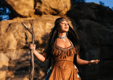 Chiquis se viste de Pocahontas para celebrar Halloween