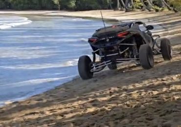 Denuncian caos en playas de Las Terrenas; vehículos circulan a alta velocidad sin control de autoridades