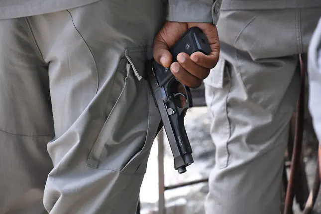 Comunitarios denuncian que dos policías dejaron inválido a un joven tras dispararle por la espalda en Villa Hermosa, La Romana