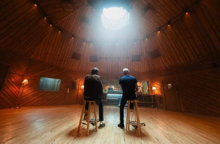 Los maestros Juan Luis Guerra y Sting presentan una emocionante nueva versión del éxito internacional de guerra“Estrellitas y Duendes”