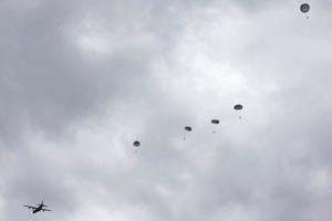 Un paracaidista queda colgado de un avión a 4.500 metros en Australia y logra salvarse