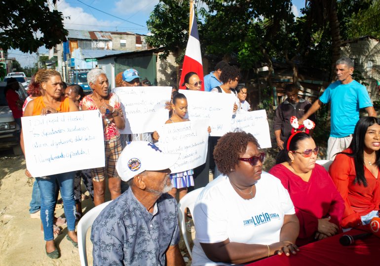 Residentes de Santa Lucía solicitan inclusión en programas de saneamiento de cañadas impulsados por el Gobierno