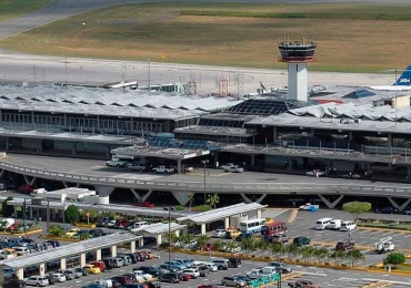Video | DA recibe a la diáspora dominicana a ritmo de “Volvió Juanita” en el Aeropuerto Las Américas