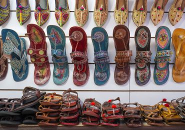 Prada lanzará sandalias tradicionales indias con artesanos locales tras polémica cultural