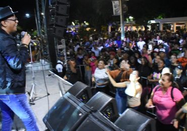 A puro merengue, Sergio Vargas enciende el malecón de San Pedro de Macorís en el cierre de Ritmo de la Costa