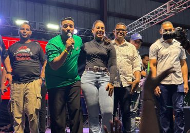 Alcaldesa Betty Gerónimo encabeza cena navideña junto a residentes en Los Guaricanos SDN