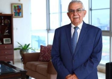 Presidente Luis Abinader instruye crear comisión para mayores controles en Senasa y adelanta que designará a Arismendi Díaz Santana como coordinador