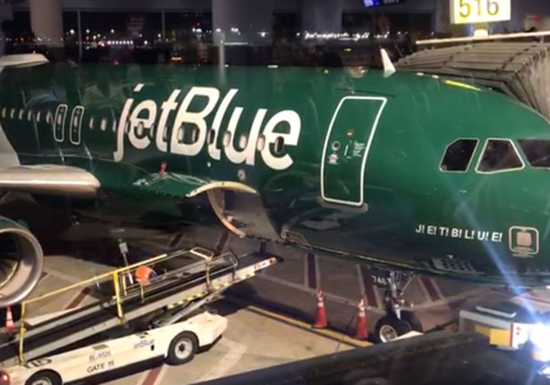 Video | Avión de JetBlue con destino a Santo Domingo regresa a la terminal por falla técnica y deja a pasajeros varados en JFK