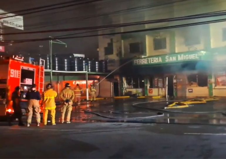 Video | Bomberos continúan intentando sofocar fuego en Ferretería San Miguel