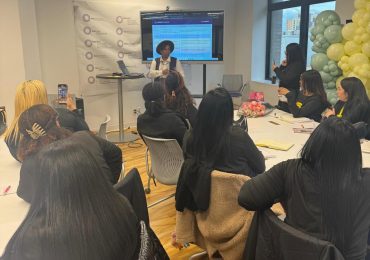 Capacitan mujeres latinas en New York para alcanzar la auto dependencia empresarial