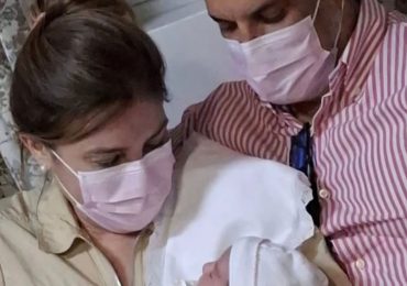 Carolina Mejía comparte emotiva imagen junto a su nieta recién nacida