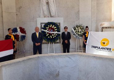 Video | Centro Aeronáutico Tripulantes VIP deposita ofrenda floral en Altar de la Patria por Día Internacional de la Aviación Civil
