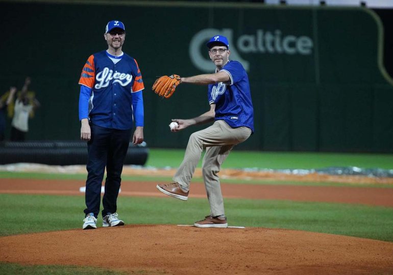 Consul General de Estados Unidos realiza lanzamiento de honor