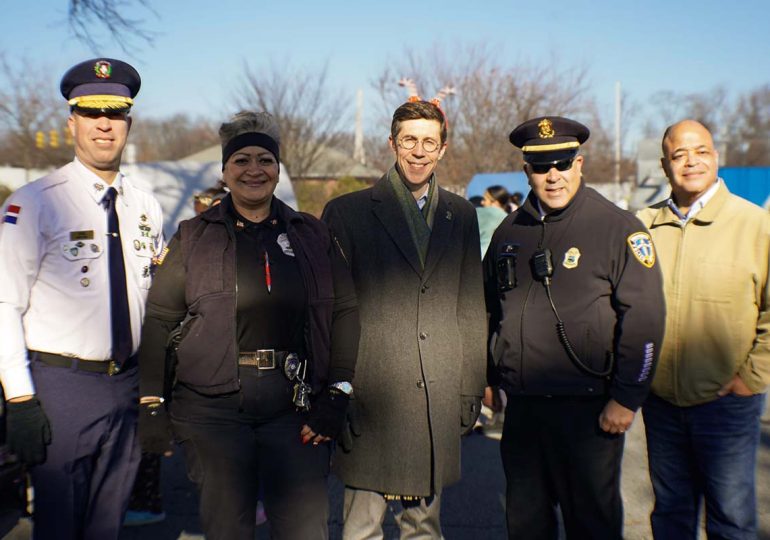 Dir. de Coop. Int. de la Policía Dom. fortalece vínculos en Providence con actividad navideña de entrega de juguetes a través de su Enlace en EE. UU.