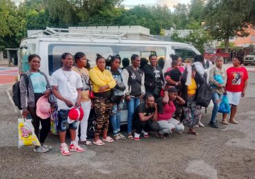 Detienen conductor de minibús transportando a 15 haitianos indocumentados en Azua