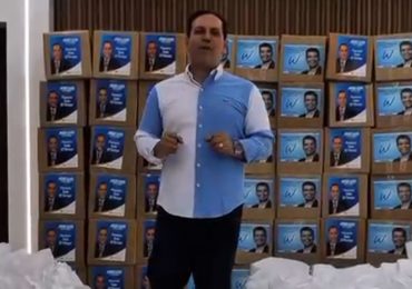 Video | Diputado José Luis Abreu lleva alegría a familias vulnerables de La Vega con entrega de cajas navideñas