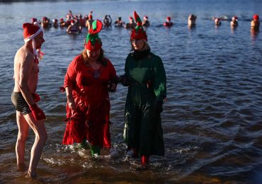 Video | Docenas de personas siguen tradición navideña y se bañan en el lago berlinés Orankesee