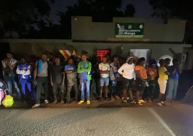 Video | Ejército intercepta 30 extranjeros indocumentados y retiene motocicletas en Guayubín, Montecristi