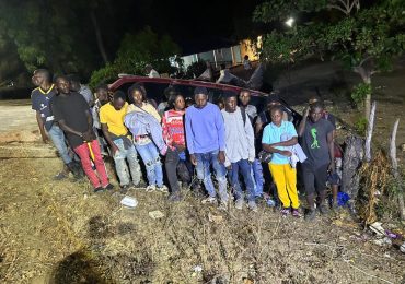 Video | Ejército intercepta miniván con 21 haitianos en condición migratoria irregular en Guayubín