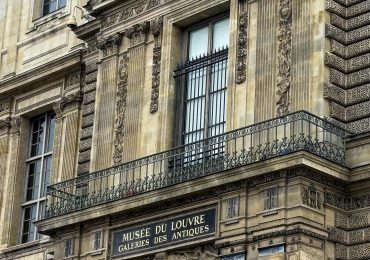 Video | El Museo del Louvre instala una reja de seguridad en la ventana del robo de octubre