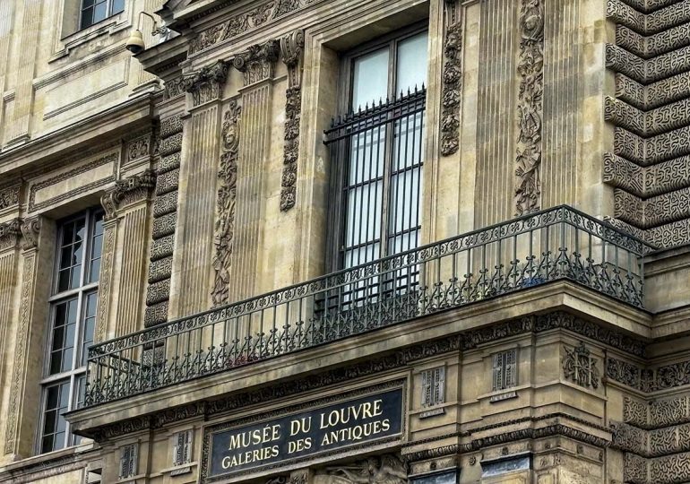 Video | El Museo del Louvre instala una reja de seguridad en la ventana del robo de octubre