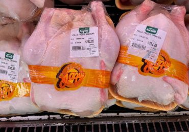 El precio del pollo se sitúa en RD$79 la libra en supermercados durante la temporada navideña