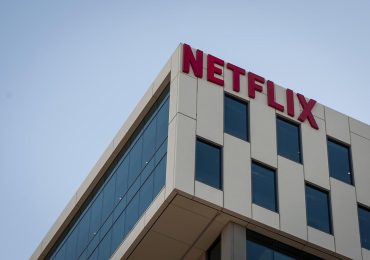 El sindicato de Hollywood pide que la fusión entre Netflix y Warner Bros traiga más empleo
