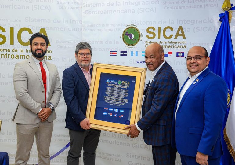 FOCARD -APS reconoce a Wellington Arnaud, director del INAPA