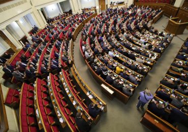 Parlamento de Ucrania evalúa convocar elecciones presidenciales en medio de negociaciones para el fin de la guerra