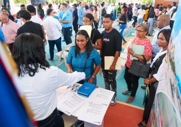 Departamento Aeroportuario recibe solicitudes de jóvenes en cuarta feria de empleo del sector aeronáutico