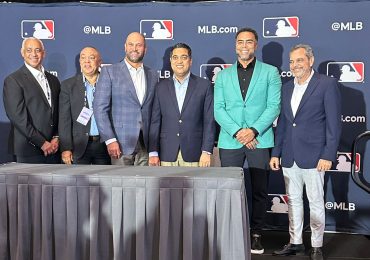 Ministro Kelvin Cruz anuncia apoyo del Gobierno al equipo dominicano del Clásico Mundial de Béisbol