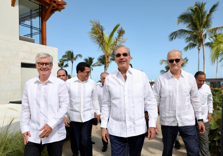 Presidente Abinader asiste a inauguración de los hoteles Dreams y Secrets Playa Esmeralda con inversión de RD$23 mil millones en Miches