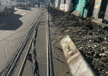 Edesur trabaja para reponer postes derribados durante excavaciones en Villa Altagracia