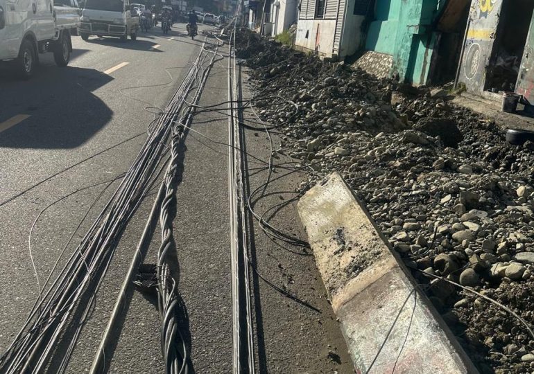 Edesur trabaja para reponer postes derribados durante excavaciones en Villa Altagracia