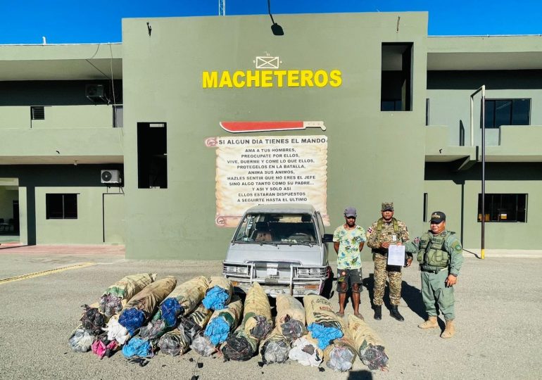 Ejército detiene minibús con cargamento ilegal de carbón vegetal en operativos de seguridad fronteriza en Montecristi
